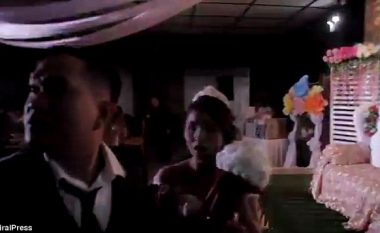 Ceremonia e dasmës goditet nga tajfuni, menjëherë pasi çifti i thanë njëri-tjetrit “Po” (Video)