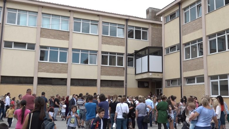 Në dy shkolla të Fushë Kosovës mësimi nis me protesta