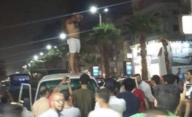 Shoferi i autobusit tenton ta përdhunon pasagjeren në Egjipt, kalimtarët e rastit reagojnë – e detyrojnë të qëndrojë mbi autobus pothuajse lakuriq (Foto)