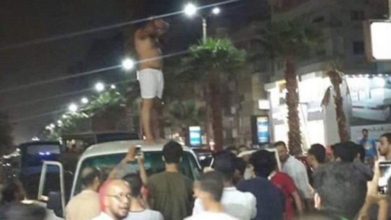 Shoferi i autobusit tenton ta përdhunon pasagjeren në Egjipt, kalimtarët e rastit reagojnë – e detyrojnë të qëndrojë mbi autobus pothuajse lakuriq (Foto)