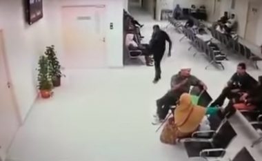 Futet në një spital privat në Malajzi dhe hedh koktej molotovi, lëndohen pesë persona (Video)