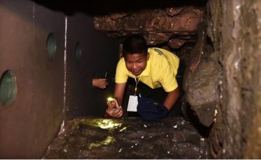 Djemtë që u bllokuan për 18 ditë në shpellë janë kthyer përsëri në një shpellë – kësaj radhe për ta inauguruar atë (Video)