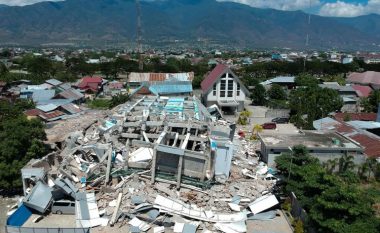 Arrinë në 832 numri i viktimave nga tërmeti e cunami në Indonezi