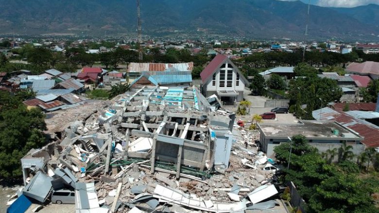 Arrinë në 832 numri i viktimave nga tërmeti e cunami në Indonezi
