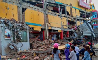 Qindra të vdekur pas cunamit në Indonezi