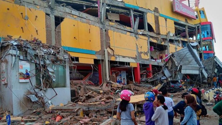 Qindra të vdekur pas cunamit në Indonezi