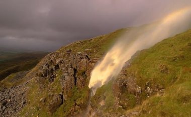 Ndodh edhe kjo, erërat e forta bëjnë që uji në një ujëvarë në Angli të ngritet lart (Video)