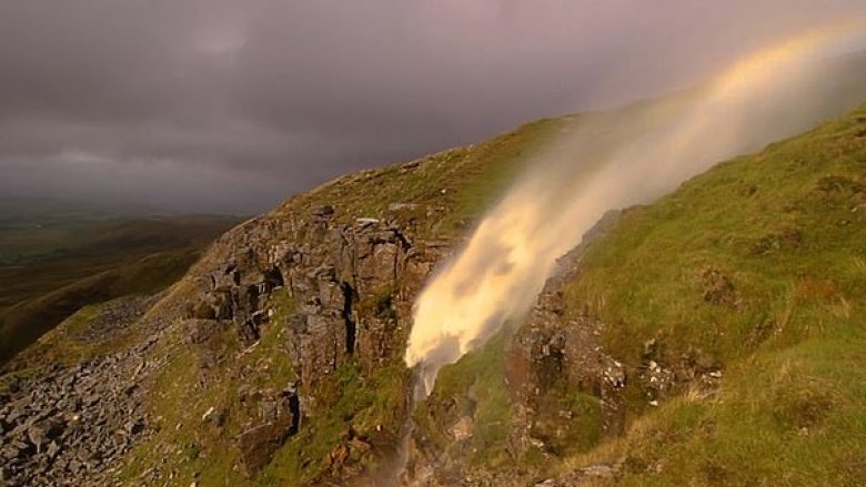 Ndodh edhe kjo, erërat e forta bëjnë që uji në një ujëvarë në Angli të ngritet lart (Video)