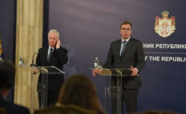 Johnson-Vuçiqit: Nuk imponojmë zgjidhje për Kosovën