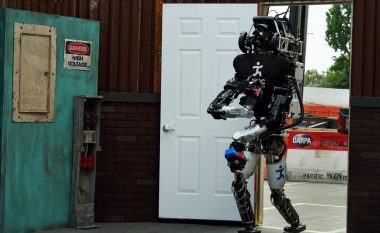 Ushtria e së ardhmes, makineritë do të komunikojnë mes vete – ushtarët do të zëvendësohen nga robotët (Video)