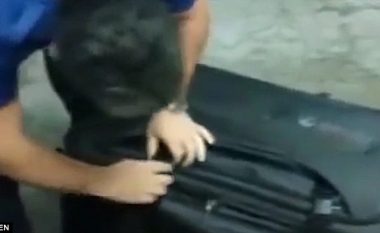 Momenti kur policia kufitare e Turqisë, brenda valixhes gjejnë një 27-vjeçare, mundohej të futej ilegalisht (Video)