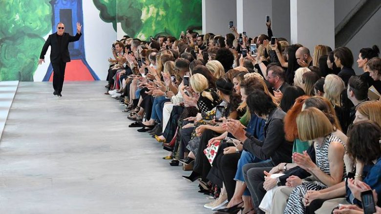 Çka do të thotë lëvizja e fuqishme e Michael Kors për Versacen – dhe botën e modës?