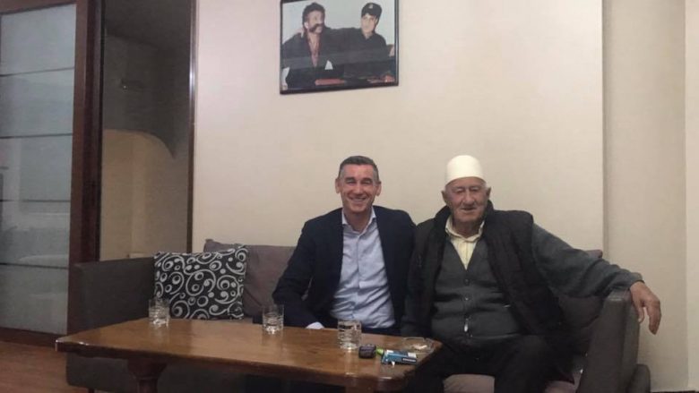 Veseli mysafir te babai i Hashim Thaçit në Burojë