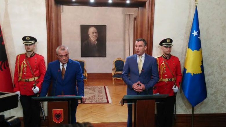 Kryetari i Kuvendit të Shqipërisë kërkon unitet të forcave politike në Kosovë 