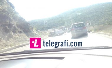 Vetrrotullohet një veturë në afërsi të Liqenit të Badovcit
