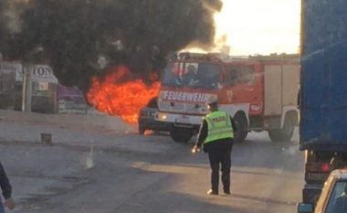 Digjet një veturë në hyrje të Vushtrrisë (Foto)