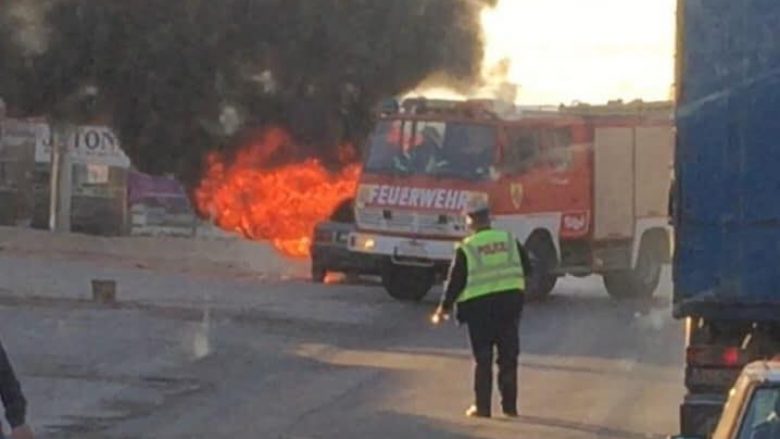 Digjet një veturë në hyrje të Vushtrrisë (Foto)