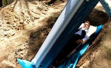 Një psikolog i vendos pacientët e tij në arkivole para se t’i varrosë në tokë – thotë se e bën për “terapi” (Foto/Video)