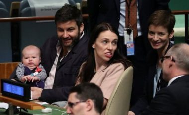 Kryeministrja e Zelandës së Re bën historinë, bashkë me foshnjën tremuajshe në Asamblenë e OKB-së (Foto)