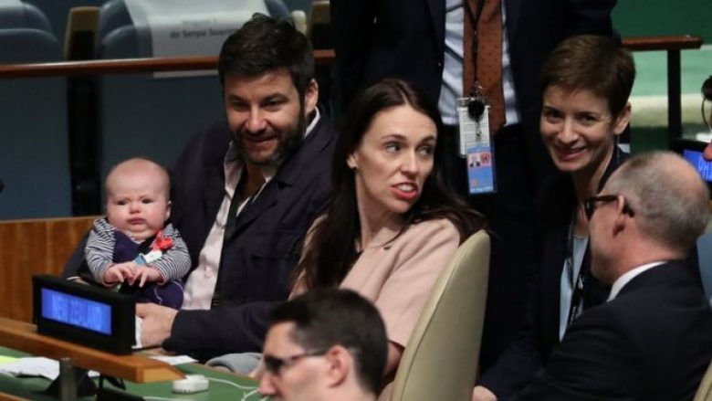 Kryeministrja e Zelandës së Re bën historinë, bashkë me foshnjën tremuajshe në Asamblenë e OKB-së (Foto)
