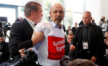 Gazetari largohet nga konferenca për shtyp e Erdogan dhe Merkel – në bluzë kishte të shkruar një mesazh për presidentin turk (Video)