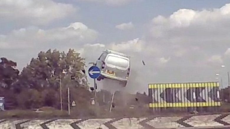 Po ecte me shpejtësi, furgoni dështon të ndalojë – fluturon mbi një rrethrrotullim (Video)