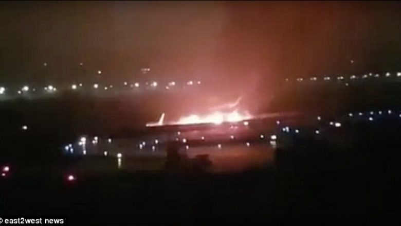 Çfarë mrekullie: Aeroplani shpërthen në flakë, shpëtojnë të gjithë pasagjerët (Video)