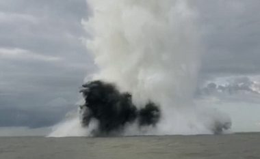Në tokë keni parë, por në ujë ndoshta jo: Momenti kur një bombë e Luftës së Dytë Botërore shpërthen në det (Video)
