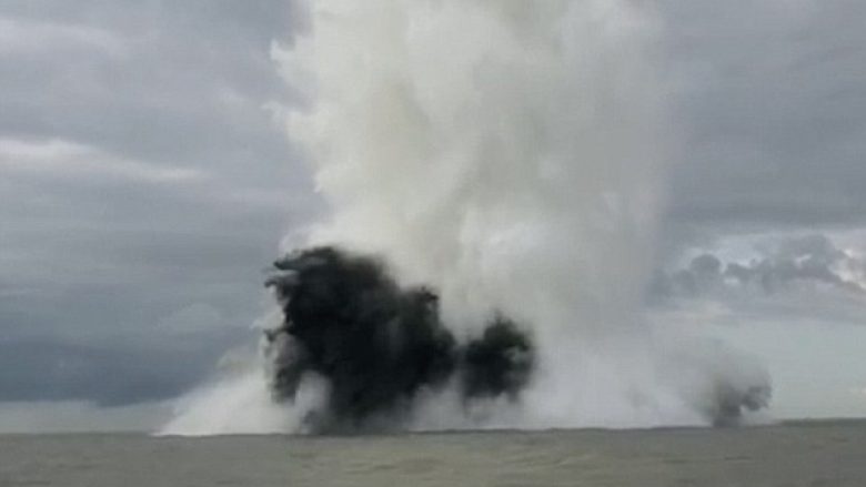 Në tokë keni parë, por në ujë ndoshta jo: Momenti kur një bombë e Luftës së Dytë Botërore shpërthen në det (Video)