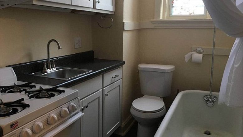 Kuzhinë dhe tualet në një vend: Jepet me qira banesa “unike”, e merr kush paguan 700 dollarë në muaj (Foto)