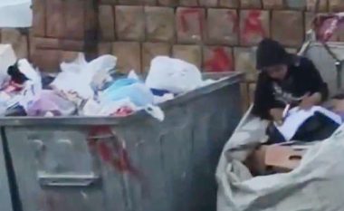 Po mësonte me pasion afër mbeturinave, dikush mori pamjet – Turqia merr përsipër shpenzimet për shkollimin e refugjates siriane (Foto/Video)