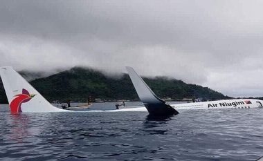 Aeroplanit “nuk i mjafton pista”, përfundon në ujërat e Paqësorit (Foto/Video)