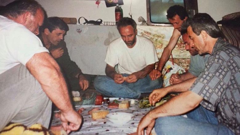 Qershor i vitit 1998, Tahir Zemaj e Sali Çekaj me shokë në një shtëpi në Malësi të Tropojës (Foto)