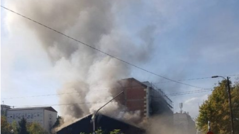 Zjarr në qendër të Shkupit (Foto)
