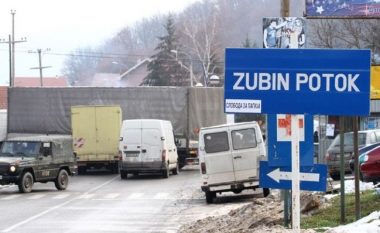 Serbët lirojnë rrugën që çon në Zubin Potok