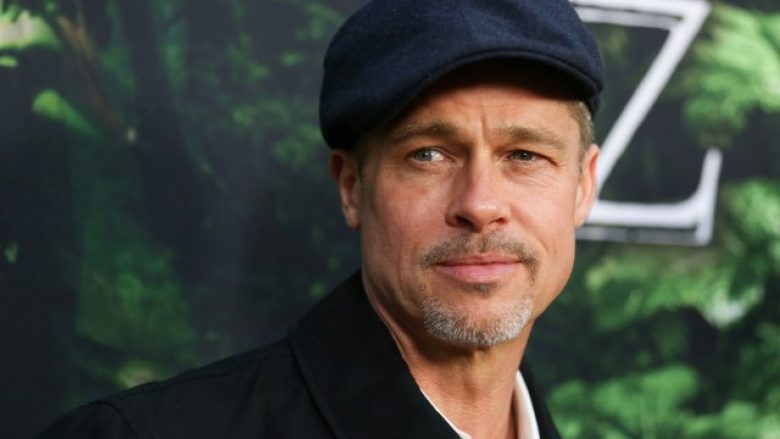 Brad Pitt me stil të ri të flokëve duket më i freskët