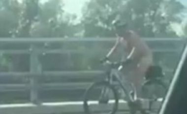 Çiklisti hutoi të pranishmit, ngiste i zhveshur në mes të ditës (Video)