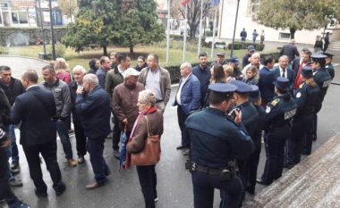 Banorët e Matit 1 protestojnë para komunës së Prishtinës