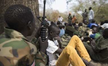 Sudani Jugor, aty ku 19,000 fëmijë janë pjesë e forcave të armatosura – djemtë trajnohen për të luftuar, ndërsa vajzat përdoren si “gra” (Foto)