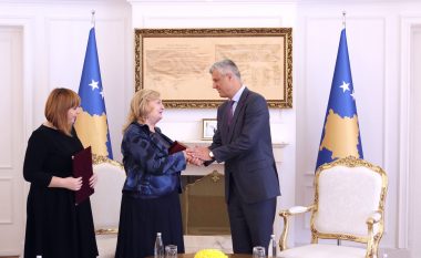 Thaçi dekoroi shkrimtaren Elena Kadare më Medaljen Presidenciale të Meritave