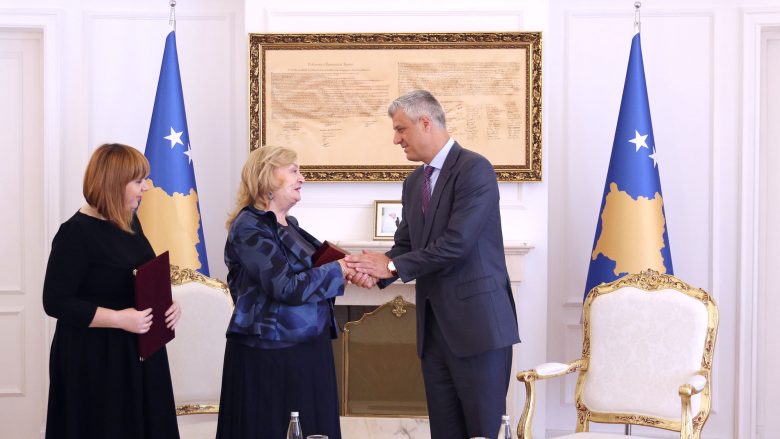 Thaçi dekoroi shkrimtaren Elena Kadare më Medaljen Presidenciale të Meritave