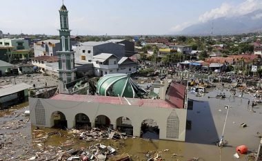 Pasojat e cunamit në Indonezi, balta dhe uji shembin objektin sikur të ishte nga letra – gratë me fëmijët vrapojnë për t’i shpëtuar vdekjes (Video)