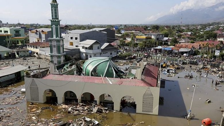 Pasojat e cunamit në Indonezi, balta dhe uji shembin objektin sikur të ishte nga letra – gratë me fëmijët vrapojnë për t’i shpëtuar vdekjes (Video)