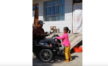 Dashuria e madhe për babanë, kinezja 6-vjeçe sakrifikon gjithçka që të kujdeset për babanë e paralizuar (Video)