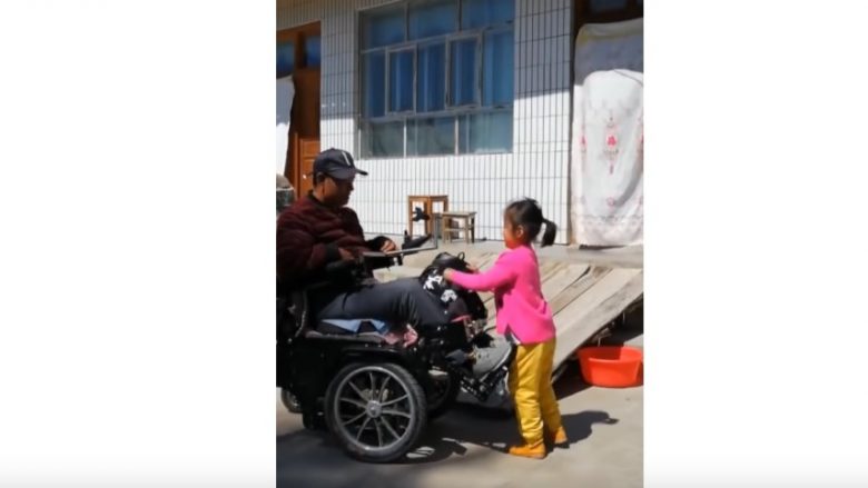 Dashuria e madhe për babanë, kinezja 6-vjeçe sakrifikon gjithçka që të kujdeset për babanë e paralizuar (Video)