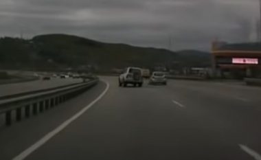 Edhe pse përplaset në rrethojat mbrojtëse, shoferi rus fluturon në ajër bashkë me njërën gomë – shpëton mrekullisht (Video, +18)