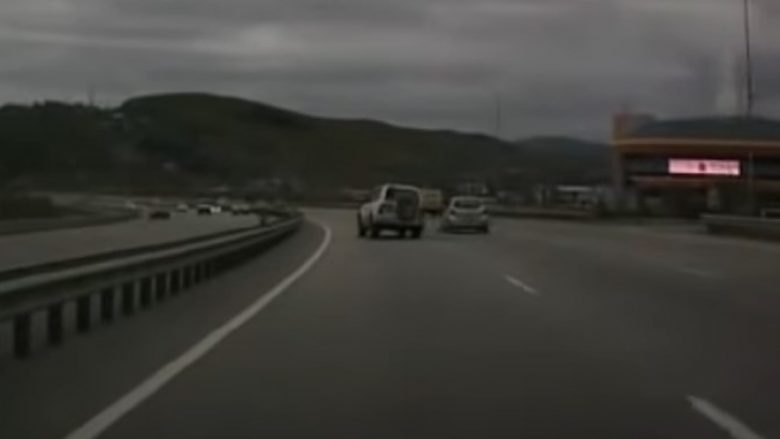 Edhe pse përplaset në rrethojat mbrojtëse, shoferi rus fluturon në ajër bashkë me njërën gomë – shpëton mrekullisht (Video, +18)