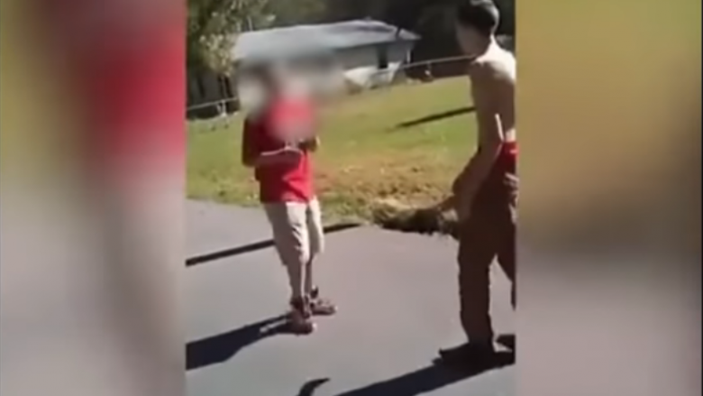 Nën kërcënimin e armës e detyroi t’ia puthë këmbët, policia amerikane arreston tre adoleshentë (Video, +18)