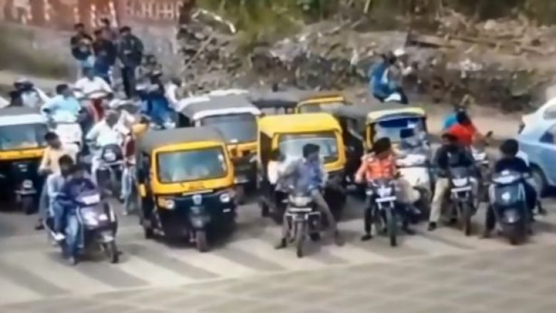 Shembet “billboardi” gjigant në Indi, humbin jetën katër persona – kamera e sigurisë filmoi gjithçka (Video, +18)
