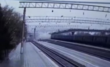 Shembet ura në qytetin rus, në ato momente po kalonte një kamion mbi të – kamerat e sigurisë filmojnë momentin rrëqethës (Video)